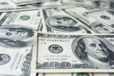 Yüz dolarlık banknotlar yığını. Dolarları kapatın.