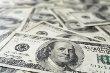 Yüz dolarlık banknotlar yığını. Dolarları kapatın.