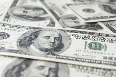 Yüz dolarlık banknotlar yığını. Dolarları kapatın.