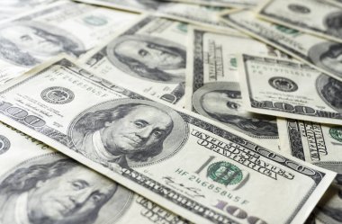 Yüz dolarlık banknotlar yığını. Dolarları kapatın.