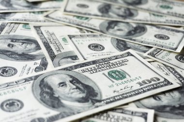Yüz dolarlık banknotlar yığını. Dolarları kapatın.