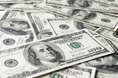 Yüz dolarlık banknotlar yığını. Dolarları kapatın.