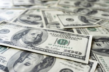 Yüz dolarlık banknotlar yığını. Dolarları kapatın.