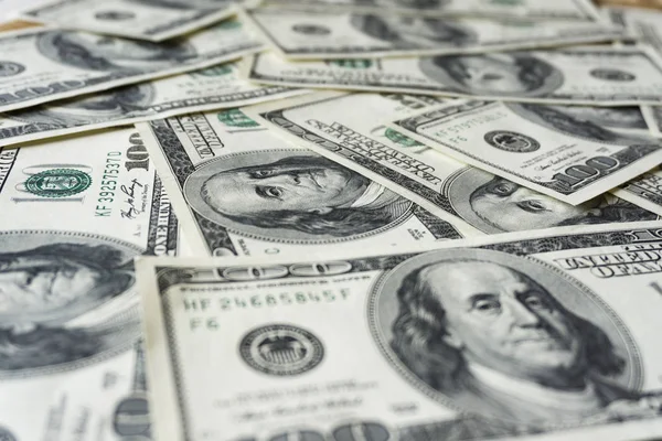 Yüz dolarlık banknotlar yığını. Dolarları kapatın.