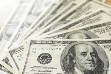 Yüz dolarlık banknotların hayranı, yakın