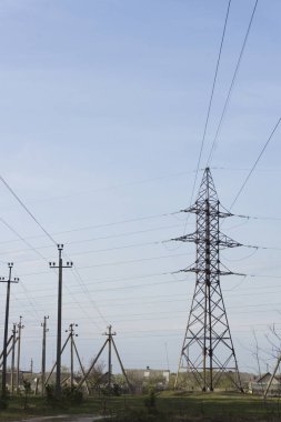 mavi gökyüzüne karşı elektro iletim hatları desteği