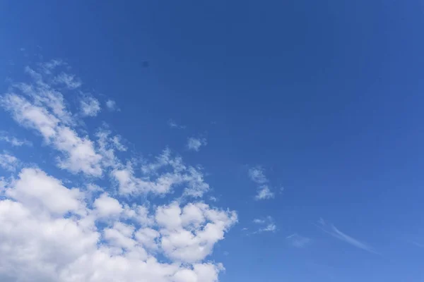 Fehér felhős, kék égbolt háttérrel. Nyári égbolt — Stock Fotó