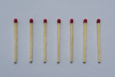 Ahşap kibritler beyaz arkaplan görünümüne yakın bir sırada uzanır.