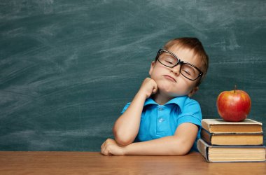 Geri okul kavramı. Sınıfta okul çocuk (Çocuk). Komik çocuk yeşil kara tahta karşı... Fikir ve yaratıcılık kavramı. Kara tahta zemin üzerine boşaltmak