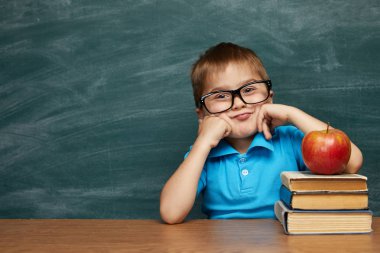 Geri okul kavramı. Sınıfta okul çocuk (Çocuk). Komik çocuk yeşil kara tahta karşı... Fikir ve yaratıcılık kavramı. Kara tahta zemin üzerine boşaltmak