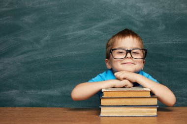 Geri okul kavramı. Sınıfta okul çocuk (Çocuk). Yeşil kara tahta karşı komik çocuk. Fikir ve yaratıcılık kavramı. Kara tahta zemin üzerine boşaltmak