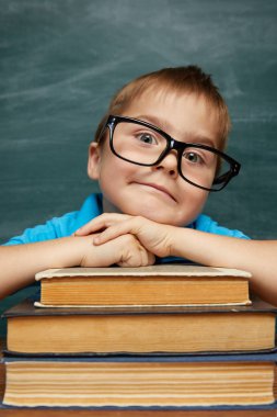 Geri okul kavramı. Sınıfta okul çocuk (Çocuk). Yeşil kara tahta karşı komik çocuk. Fikir ve yaratıcılık kavramı. Kara tahta zemin üzerine boşaltmak