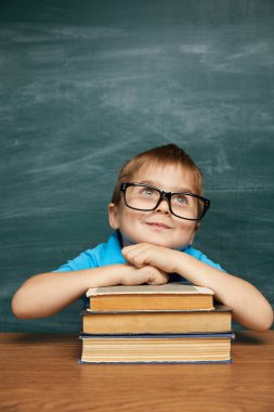 Geri okul kavramı. Sınıfta okul çocuk (Çocuk). Yeşil kara tahta karşı komik çocuk. Fikir ve yaratıcılık kavramı. Kara tahta zemin üzerine boşaltmak