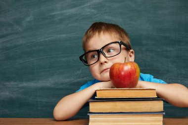 Geri okul kavramı. Sınıfta okul çocuk (Çocuk). Komik çocuk yeşil kara tahta karşı... Fikir ve yaratıcılık kavramı. Kara tahta zemin üzerine boşaltmak