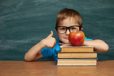 Geri okul kavramı. Sınıfta okul çocuk (Çocuk). Komik çocuk yeşil kara tahta karşı... Fikir ve yaratıcılık kavramı. Kara tahta zemin üzerine boşaltmak