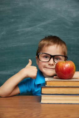 Geri okul kavramı. Sınıfta okul çocuk (Çocuk). Komik çocuk yeşil kara tahta karşı... Fikir ve yaratıcılık kavramı. Kara tahta zemin üzerine boşaltmak