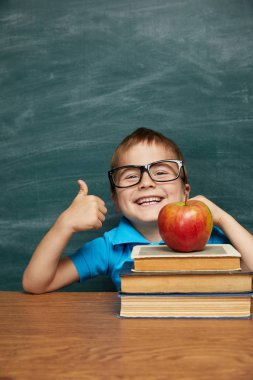 Geri okul kavramı. Sınıfta okul çocuk (Çocuk). Komik çocuk yeşil kara tahta karşı... Fikir ve yaratıcılık kavramı. Kara tahta zemin üzerine boşaltmak