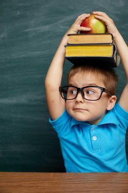 Geri okul kavramı. Sınıfta okul çocuk (Çocuk). Komik çocuk yeşil kara tahta karşı... Fikir ve yaratıcılık kavramı. Kara tahta zemin üzerine boşaltmak