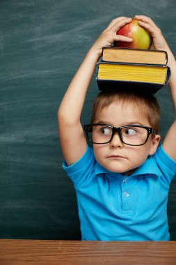 Geri okul kavramı. Sınıfta okul çocuk (Çocuk). Komik çocuk yeşil kara tahta karşı... Fikir ve yaratıcılık kavramı. Kara tahta zemin üzerine boşaltmak