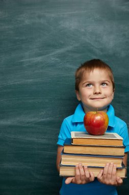 Geri okul kavramı. Sınıfta okul çocuk (Çocuk). Komik çocuk yeşil kara tahta karşı... Fikir ve yaratıcılık kavramı. Kara tahta zemin üzerine boşaltmak