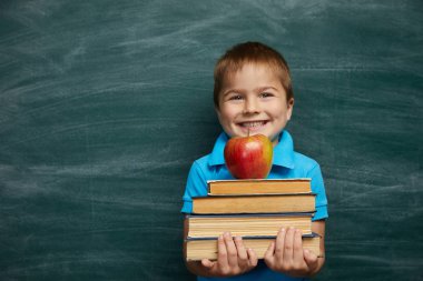 Geri okul kavramı. Sınıfta okul çocuk (Çocuk). Komik çocuk yeşil kara tahta karşı... Fikir ve yaratıcılık kavramı. Kara tahta zemin üzerine boşaltmak