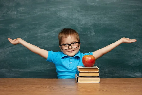 Geri okul kavramı. Sınıfta okul çocuk (Çocuk). Komik çocuk yeşil kara tahta karşı... Fikir ve yaratıcılık kavramı. Kara tahta zemin üzerine boşaltmak