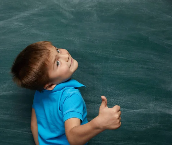 Retour École Etudiant Garçon Classe Drôle Gamin Contre Tableau Vert — Photo