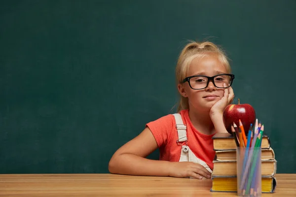 Enfant en classe — Photo