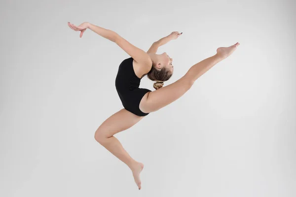 Krásná mladá žena ohebná gymnastické náčiní v ateliéru — Stock fotografie