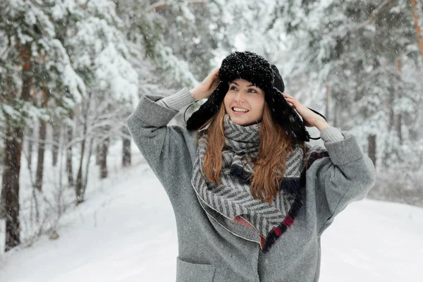 美丽的年轻女子站在雪树之间的冬林和享受雪. — 图库照片