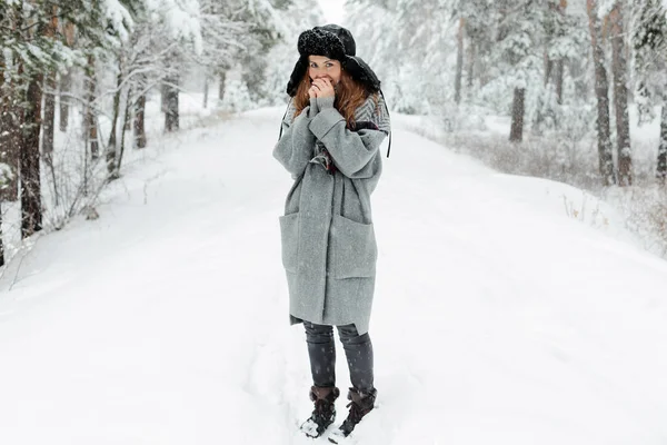 美丽的年轻女子站在雪树之间的冬林和享受雪. — 图库照片