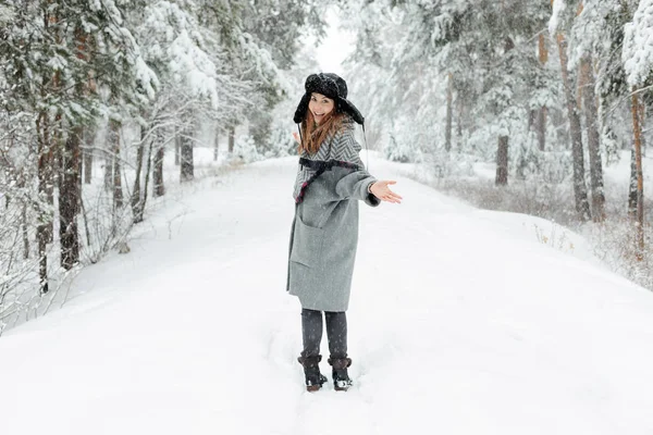美丽的年轻女子站在雪树之间的冬林和享受雪. — 图库照片