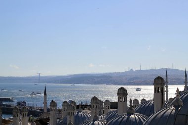 Osmanlı mimarisi cami kubbe ve Istanbul Boğazı