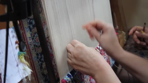 Karpet Sutra Dengan Tenunan Tangan Dua Wanita Menenun Karpet Sutra — Stok Video