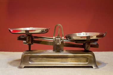 Eski antika demir ölçekler