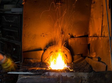 Demirci dövme demir atölyesinde