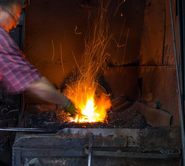 Demirci dövme demir atölyesinde