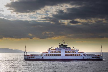 Araba feribot, feribot tekne Denizi, bulutlu gökyüzü günbatımı denizde