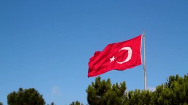 Türk bayrağı önünde mavi gökyüzü mavi gökyüzü, Türkiye, bayrak sallayarak