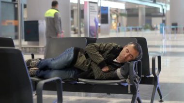 Genç adam Havaalanı yolcu terminal uçakta beklerken uyku
