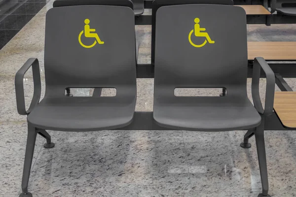 Havaalanı Yolcu Bekleme Yeri Koltuklarda Engelli Işareti — Stok fotoğraf