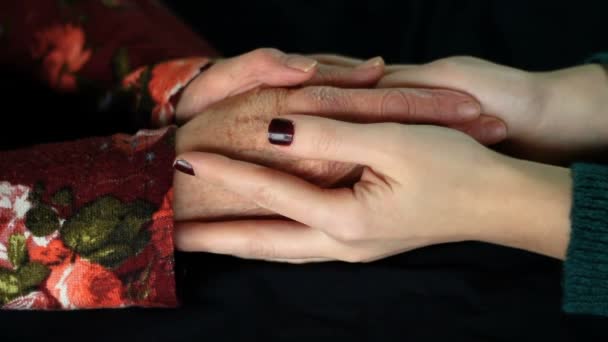 Tânăra Fată Mângâie Mâinile Bătrânei Dragoste Compasiune Fundal Negru Închide — Videoclip de stoc