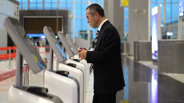 机场商务人员在自助值机站候机楼办理登机手续 — 图库视频影像