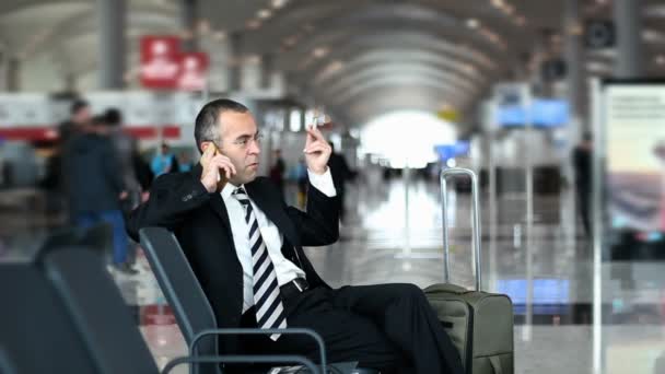 Homem Negócios Passageiro Aeroporto Conversando Com Telefone — Vídeo de Stock