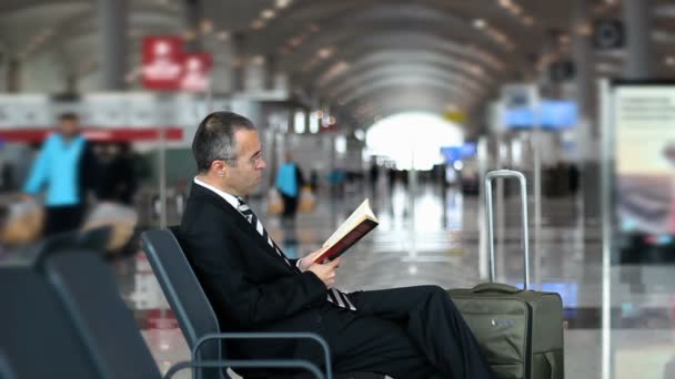 Zakelijke Man Passagier Luchthaven Het Lezen Van Een Boek — Stockvideo