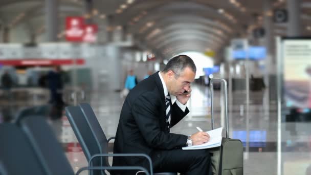 Zakelijke Man Passagier Luchthaven Voor Het Maken Van Notities Met — Stockvideo