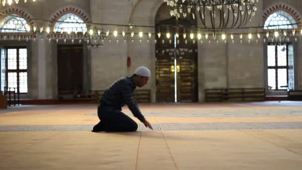 Joven Hombre Caucásico Adulto Rezando Adorando Mezquita — Vídeo de stock