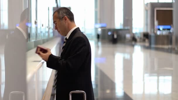 Zakelijke Man Passagier Luchthaven Check Balie Ontvangen Een Vliegticket — Stockvideo