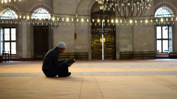 Giovane Uomo Caucasico Adulto Leggere Corano Alla Moschea — Video Stock