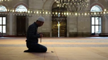 Genç yetişkin beyaz adam Camide ibadet tespih veya tesbih